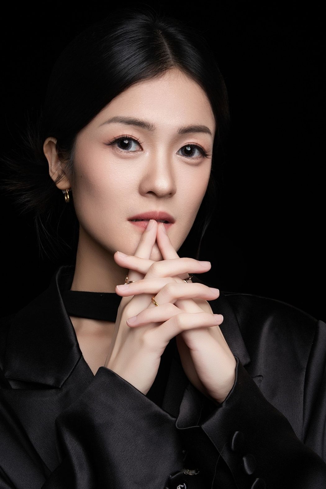 Kate Yip 人像，身穿黑色缎面西装